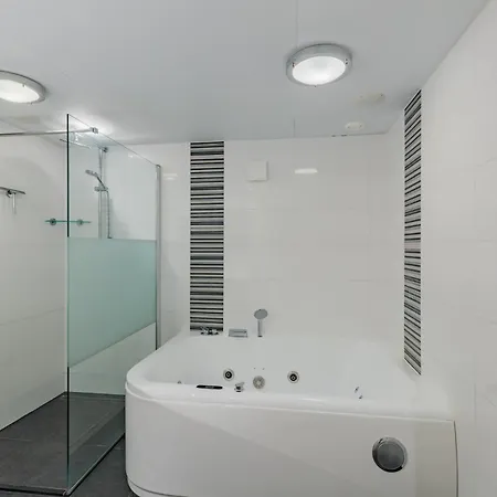 펜션 8 Pers Met Natuur- Sauna En Bubbelbad *